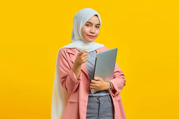 Genç Asyalı Neşeli Bir Kadın Dizüstü Bilgisayarını Tutuyor Sarı Arka — Stok fotoğraf