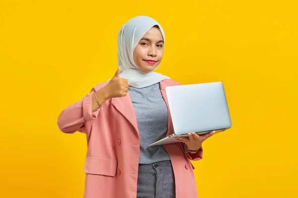 Ritratto Donna Asiatica Che Tiene Computer Portatile Punta Verso Alto — Foto Stock