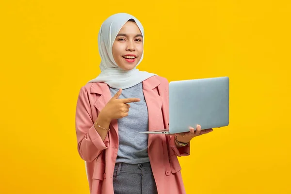 Sırıtkan Asyalı Genç Bir Kadının Portresi Dizüstü Bilgisayarı Tutuyor Sarı — Stok fotoğraf