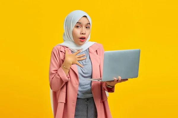 明るいアジアの女性の肖像ノートパソコンを保持し 黄色の背景に隔離された成功を祝う — ストック写真