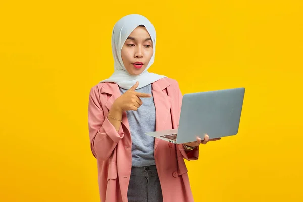Retrato Excitado Jovem Mulher Asiática Segurando Laptop Apontando Isolado Sobre — Fotografia de Stock