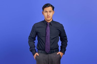 Mor arka planda kendine güvenen genç ve yakışıklı bir iş adamı.