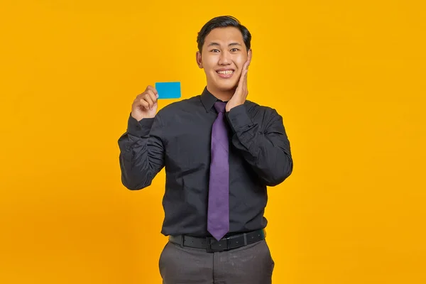 Щасливий Азіатський Бізнесмен Який Тримає Кредитну Картку Торкається Щоки Жовтому — стокове фото