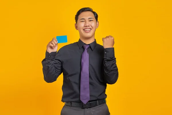 Портрет Веселого Молодого Азіатського Бізнесмена Який Відзначає Удачу Кредитною Карткою — стокове фото