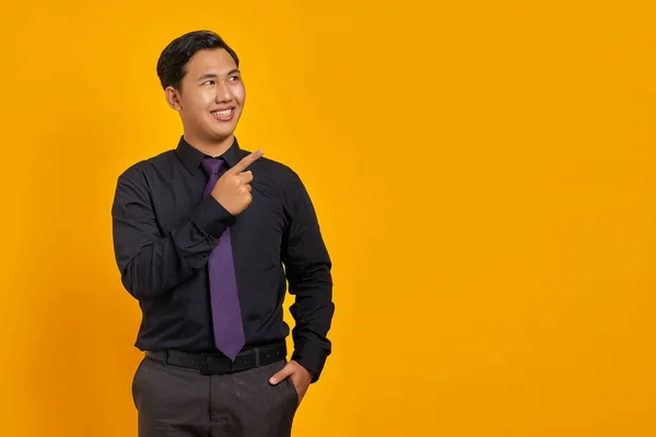 Посміхаючись Молодий Азіат Вказує Пальцями Копіювальному Просторі Жовтому Фоні — стокове фото
