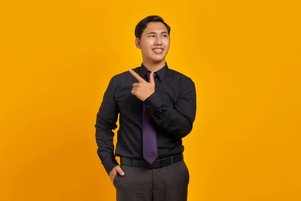 Веселий Молодий Красивий Бізнесмен Вказує Пальцем Подалі Копіювальний Простір Жовтому — стокове фото