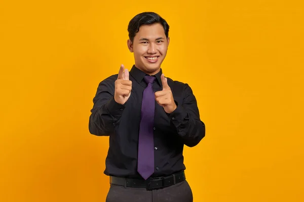 Bello Giovane Uomo Affari Sorridente Mentre Indica Fotocamera Sfondo Giallo — Foto Stock