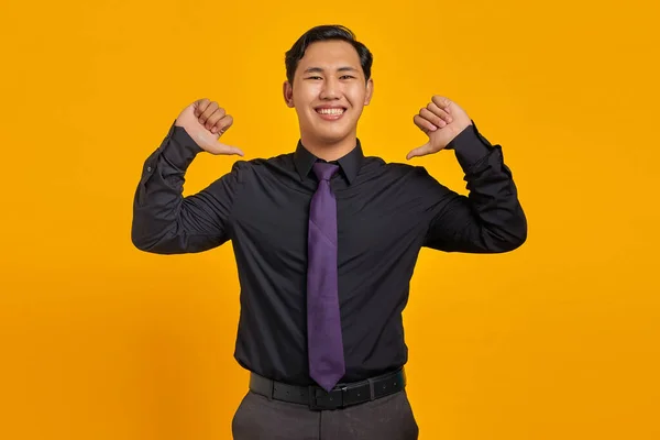 Portret Van Een Lachende Jonge Aziatische Zakenman Die Zichzelf Wijst — Stockfoto