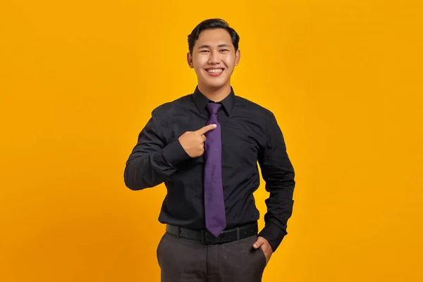 Портрет Усміхненого Молодого Азіатського Бізнесмена Який Вказує Себе Гордістю Жовтому — стокове фото
