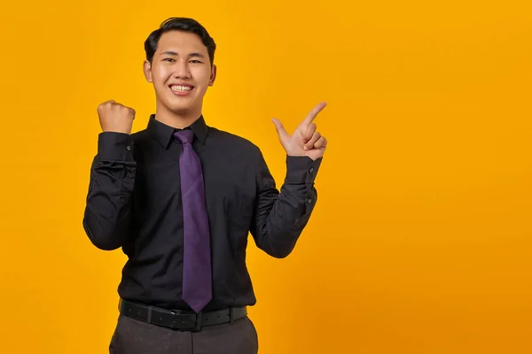 Портрет Усміхненого Молодого Азіатського Бізнесмена Який Вказує Пальцем Копіювальний Простір — стокове фото