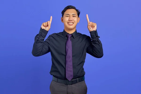 Portret Van Vrolijke Jonge Aziatische Man Wijzen Directe Advertenties Promotie — Stockfoto