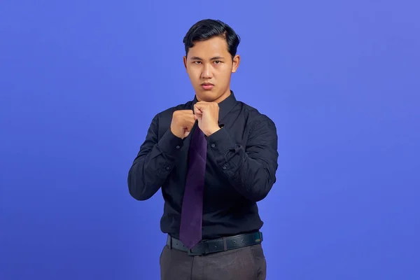Portrét Rozzlobený Mladý Asijský Muž Ukazující Boxer Gesto Žlutém Pozadí — Stock fotografie