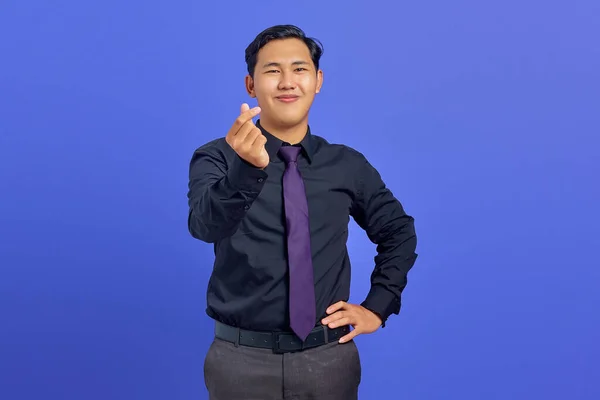 Sorridente Giovane Asiatico Uomo Mostrando Amore Gesto Segno Sfondo Viola — Foto Stock