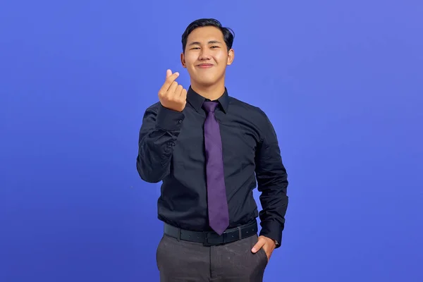 Usmívající Mladý Asijský Muž Ukazující Lásku Gesto Znamení Fialovém Pozadí — Stock fotografie