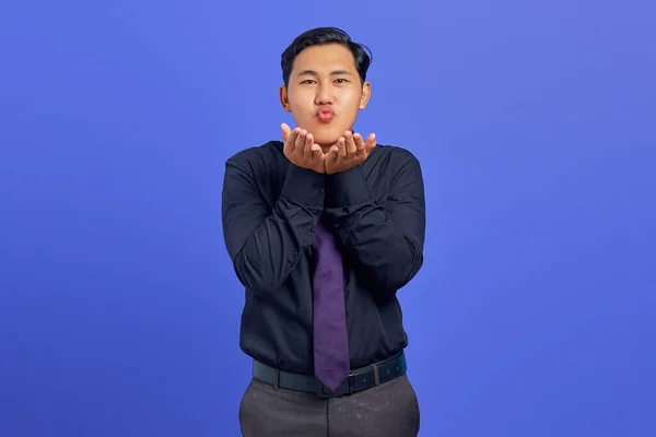 Porträt Von Charmanten Jungen Asiatischen Mann Halten Handflächen Senden Luftkuss — Stockfoto