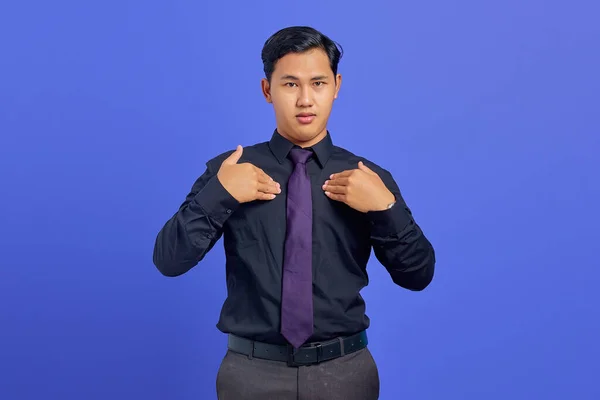 Verwarde Jonge Aziatische Man Wijzend Zichzelf Paarse Achtergrond — Stockfoto