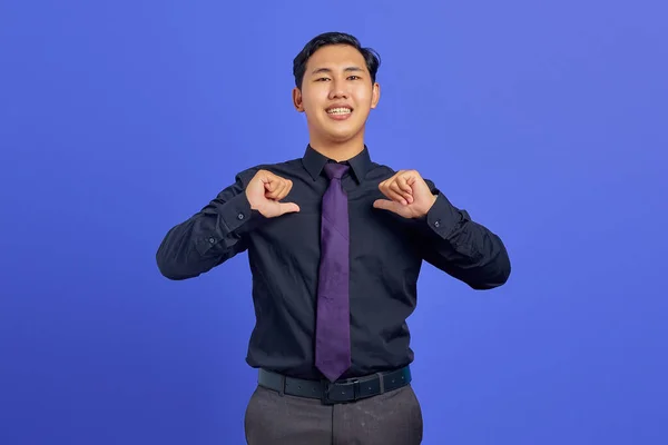 Lächelnder Junger Asiatischer Mann Zeigt Auf Sich Selbst Mit Stolzem — Stockfoto