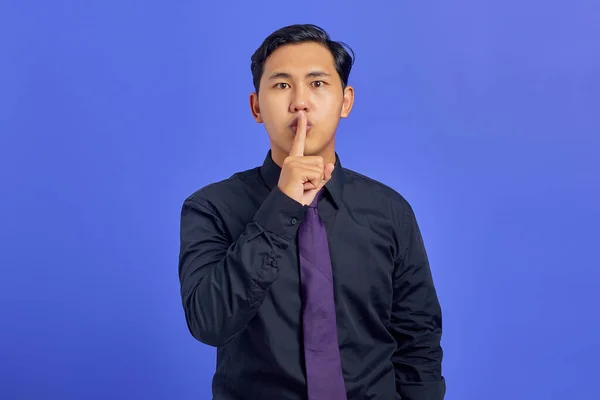 Портрет Привабливого Молодого Азіатського Чоловіка Робить Жест Мовчання Фіолетовому Фоні — стокове фото