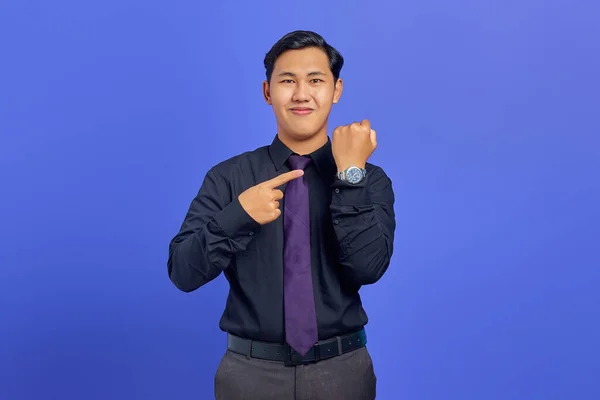 Усміхнений Красивий Молодий Бізнесмен Перевіряє Час Наручному Годиннику Фіолетовому Фоні — стокове фото