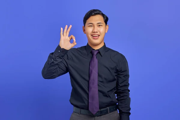 Усміхнений Красивий Молодий Бізнесмен Показує Жест Фіолетовому Фоні — стокове фото