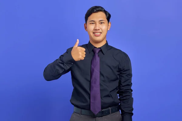 Усміхаючись Молодий Красивий Бізнесмен Роблячи Великі Пальці Фіолетовому Фоні — стокове фото