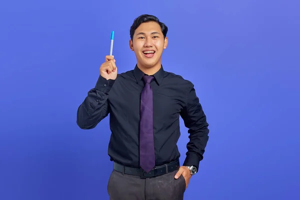 Щасливий Молодий Красивий Бізнесмен Має Творчу Ідею Дивиться Камеру Фіолетовому — стокове фото
