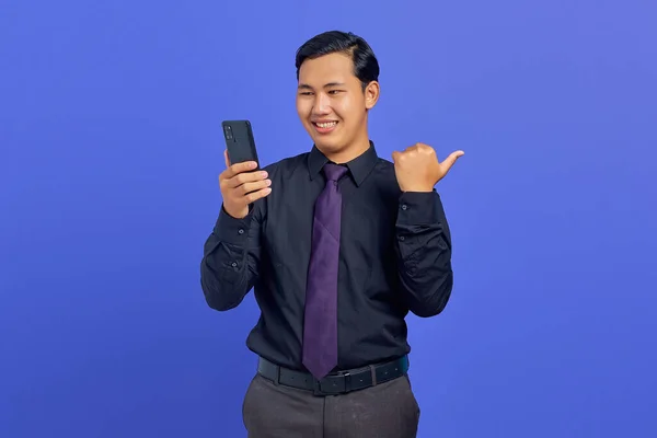 Веселий Красивий Молодий Бізнесмен Тримає Смартфон Вказує Копіювання Простору Фіолетовому — стокове фото