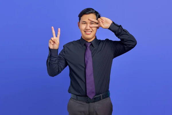 Фото Усміхненого Гарного Бізнесмена Показує Знак Миру Над Очима Фіолетовому — стокове фото