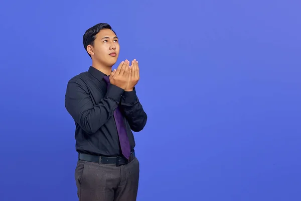 Фото Красивого Бізнесмена Який Молиться Виразом Бажаючи Добре Фіолетовому Фоні — стокове фото