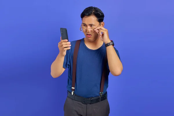 Geschokt Aziatische Jongeman Zoek Naar Smartphone Scherm Het Nemen Van — Stockfoto
