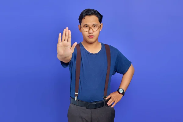 Retrato Belo Jovem Vestindo Camisa Azul Olhando Com Raiva Fazendo — Fotografia de Stock
