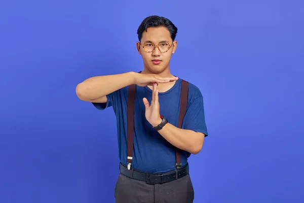 Homem Vestindo Camisa Azul Óculos Mostrando Gesto Timeout Fundo Roxo — Fotografia de Stock