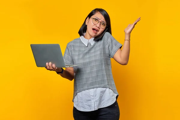 Ritratto Donna Asiatica Arrabbiata Che Parla Smartphone Mentre Tiene Computer — Foto Stock