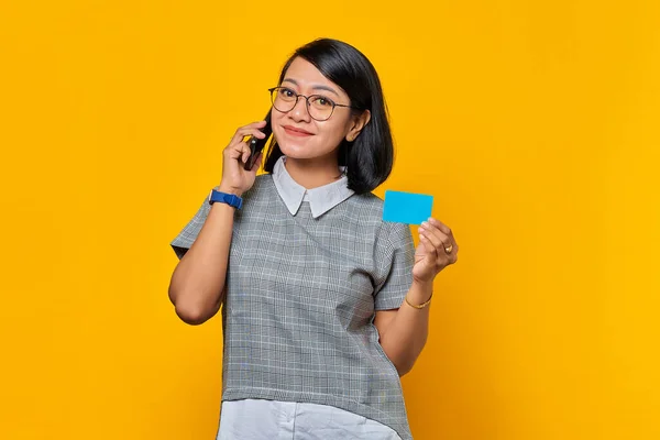 Retrato Sorrir Jovem Mulher Asiática Falando Smartphone Mostrando Cartão Crédito — Fotografia de Stock