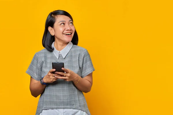 Retrato Sorrir Jovem Asiática Segurando Telefone Celular Olhando Para Lado — Fotografia de Stock