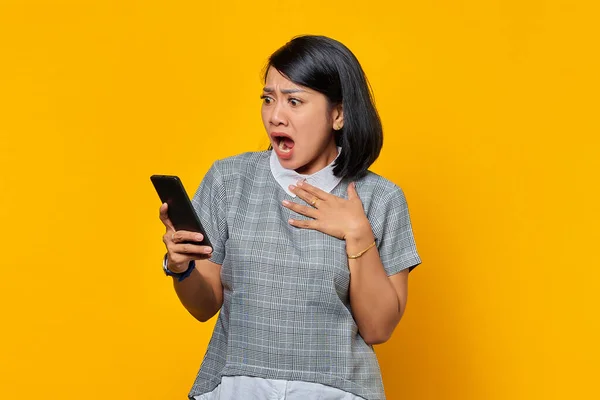 Verrast Jong Aziatisch Vrouw Houden Mobiele Telefoon Met Open Mond — Stockfoto