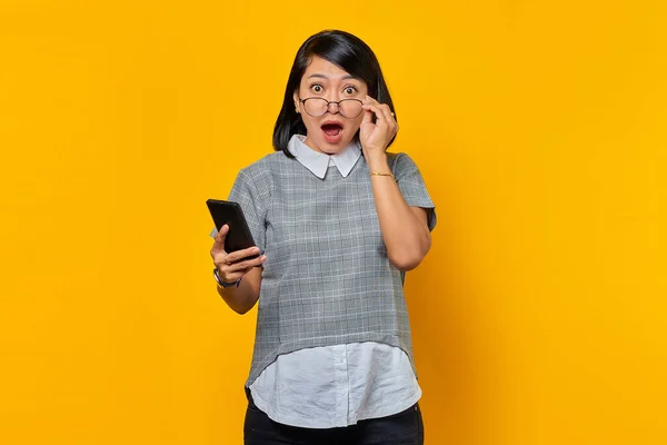 Ritratto Giovane Donna Asiatica Scioccata Sorpresa Che Tiene Smartphone Occhiali — Foto Stock