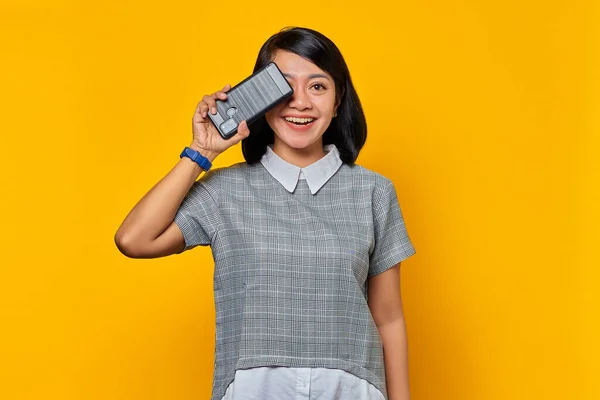 Retrato Bela Mulher Asiática Sorridente Cobrindo Metade Rosto Com Smartphone — Fotografia de Stock