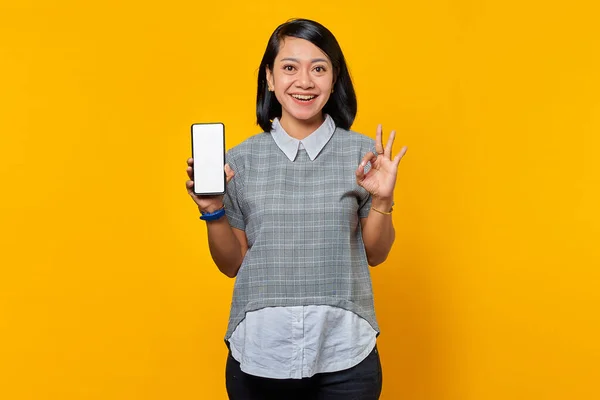Alegre Ásia Mulher Mostrando Smartphone Branco Tela Gestos Sinal Sobre — Fotografia de Stock