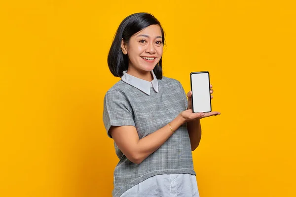 Mulher Asiática Alegre Mostrando Tela Smartphone Branco Com Palma Conceito — Fotografia de Stock