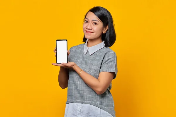 Sorrindo Mulher Asiática Mostrando Tela Smartphone Branco Com Palma Conceito — Fotografia de Stock