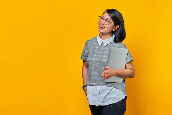 Retrato Mulher Asiática Alegre Usando Óculos Carregando Laptop Olhando Para — Fotografia de Stock
