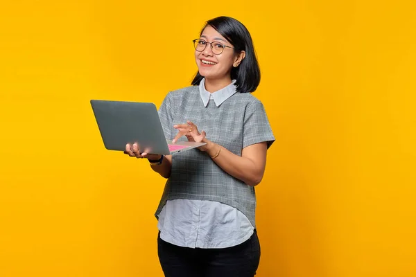 Porträtt Leende Asiatisk Kvinna Som Håller Laptop Och Tittar Kameran — Stockfoto