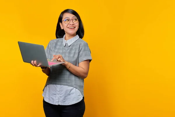 Porträtt Upphetsad Asiatisk Kvinna Som Håller Laptop Och Tittar Sidan — Stockfoto