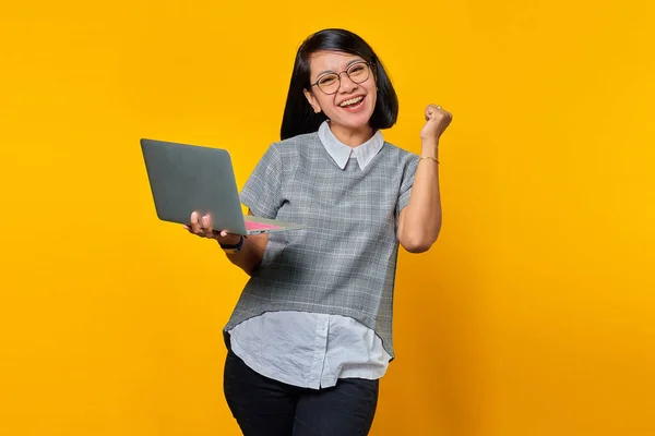 Ritratto Donna Asiatica Eccitata Che Tiene Computer Portatile Sfondo Giallo — Foto Stock