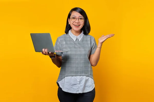 Porträt Einer Fröhlichen Asiatin Mit Brille Laptop Der Hand Und — Stockfoto