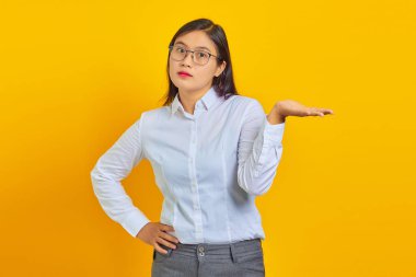 Kendine güveni tam genç bir iş kadını. Avuç içlerinin sarı olduğu bir fotokopi alanı gösteriyor.