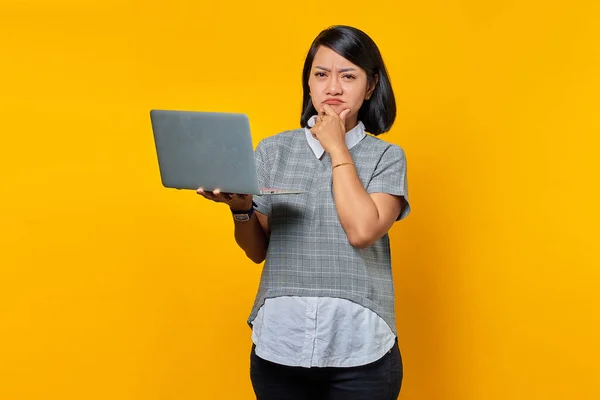 Ritratto Bella Donna Asiatica Che Tiene Computer Portatile Pensa Qualcosa — Foto Stock