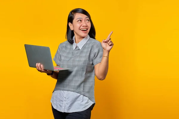 Beautiful Woman Holding Laptop Looking Sideways Pointing Finger Empty Space — Stock Photo, Image