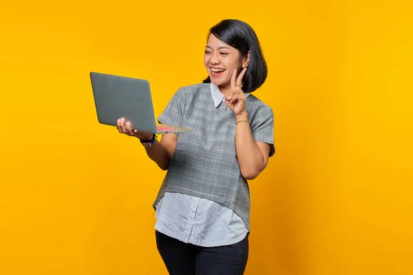 Retrato Alegre Jovem Asiático Mulher Usando Laptop Mostrando Sinal Paz — Fotografia de Stock